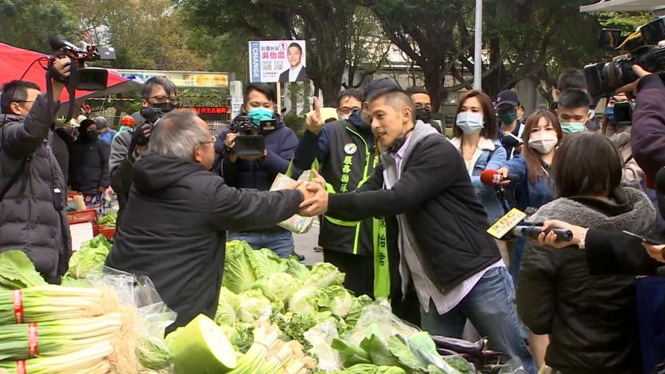 民進黨立委候選人吳怡農今日到濱江市場掃街。（圖／東森新聞）