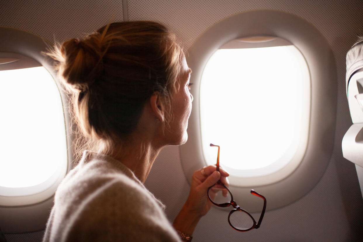 Viaja ligero y cerciórate de que la aerolínea acepta tu mochila de viaje. (Foto: Getty Images)