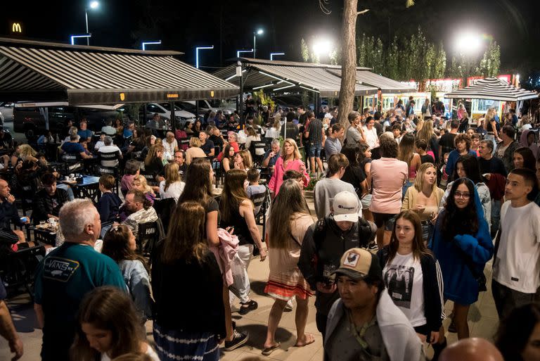 La noche en Pinamar: durante la segunda quincena el centro de esta ciudad estuvo repleto