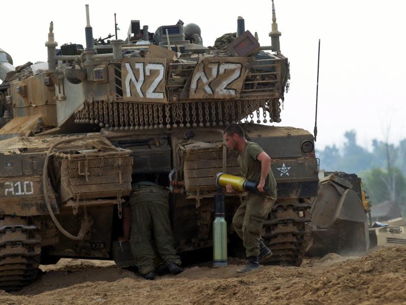 Vorbereitungen: Israelische Soldaten laden Munition in einen Kampfpanzer. Foto: Atef Safadi