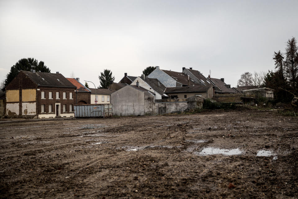 <p>Was von Immerath jetzt noch übrig ist, gleicht einer Geisterstadt. Die Menschen konnten beim neuen Standort und bei der Gestaltung des Ortes mitreden. RWE hat ihnen eine Entschädigung gezahlt. Doch mit Geld lässt sich der Verlust der Heimat für viele nicht aufwiegen. </p>