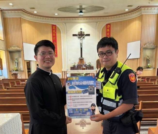 新竹市警察局防詐騙宣導團，到教會社區鄰里走透透。（圖/記者黃溎芬翻攝）