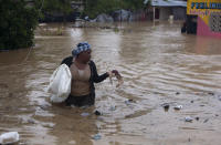 <p>Una mujer camina por las inundadas calles de Port-au-Prince, Haiti, tras el paso de la tormenta Isaac, este sábado 25 de agosto de 2012, (AP Photo/Dieu Nalio Chery)</p>