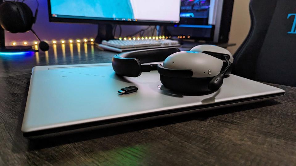 Image of the Alienware Tri-Mode Wireless Gaming Headset (AW920H).