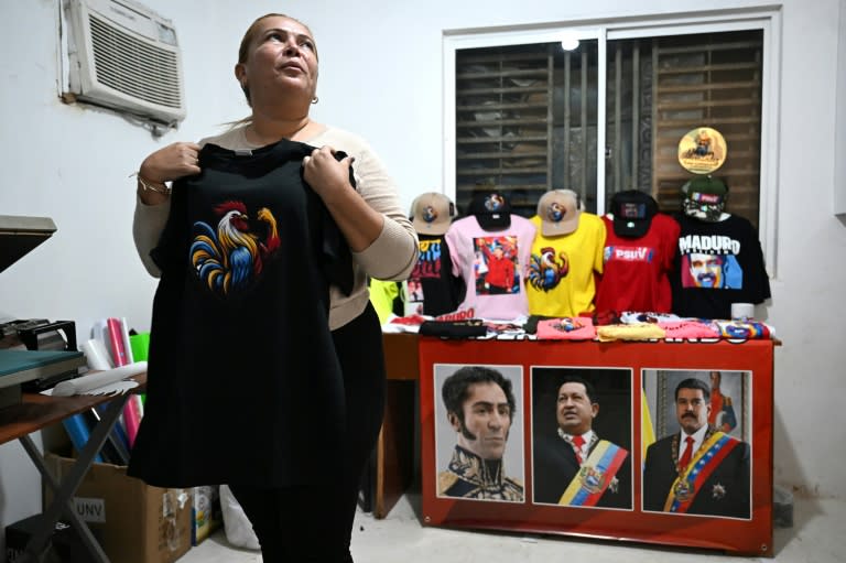 La líder comunitaria chavista Oslainer Hernández trabaja en la impresión de franelas para promover la campaña política del presidente Nicolás Maduro en Maracaibo el 25 de julio de 2024 (Raul ARBOLEDA)