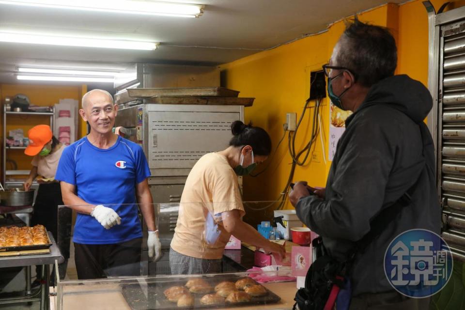 位在北市松山車站旁巷弄的燒包專賣店，店面不大，但來客絡繹不絕。左2為老闆徐宗清。