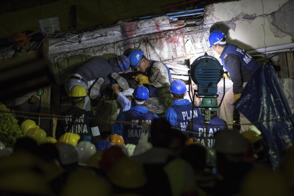 <p>Search and rescue team members work to bring down a large piece of concrete during rescue efforts at the Enrique Rebsamen school in Mexico City, Mexico, Thursday, Sept. 21, 2017. (Photo: Anthony Vazquez/AP) </p>