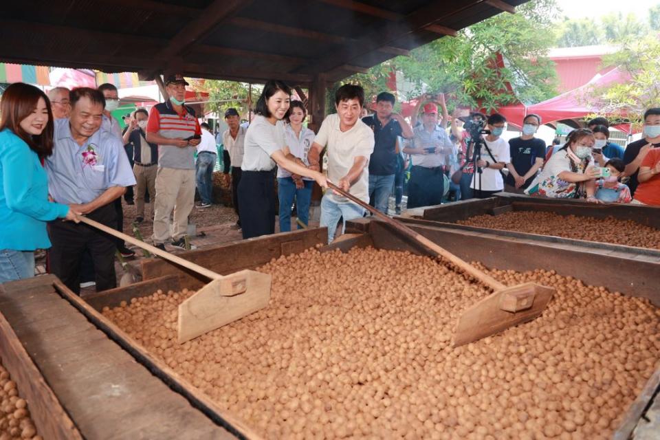 南投縣長許淑華參與中寮鄉龍眼文化季隆重登場。（記者陳朝枝攝）