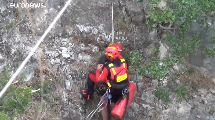 Après la terrible catastrophe de Gênes, un nouveau drame a frappé l'Italie... Cette fois-ci, il a eu lieu en Calabre, dans le parc national du Pollino... Ce lundi, des randonneurs qui arpentaient les gorges du Raganello se sont fait piéger par une crue violente et soudaine... 10 d'entre eux ont perdu la vie, tous ceux qui avaient été portés disparus ont été retrouvés... C'est en rappel que des secouristes ont pu descendre dans les gorges pour venir en aide aux personnes en détresse dont deux enfants qui s'étaient réfugiés sur des îlots au milieu de la rivière... "Les gorges de Raganello sont étroites et profondes, il faut parfois descendre plus d'un kilomètre de paroi" , explique Carlo Tansi, chef de la protection civile de Calabre. "Les gorges se sont remplies d'eau en un temps record, les gens ont été catapultés, propulsés comme des balles, certains ont fini plus de 3 kilomètres en contrebas, dans la vallée." La nuit dernière, après plusieurs heures de fortes pluies et de vent, de puissants projecteurs ont permis de continuer les recherches, 23 personnes au total ont été sauvées. Les gorges du Raganello, interdites pendant un temps, sont un parcours conseillé aux seuls randonneurs expérimentés en raison de nombreuses difficultés Les médias italiens évoquent une victime hollandaise qui a eu le pelvis fracturé.