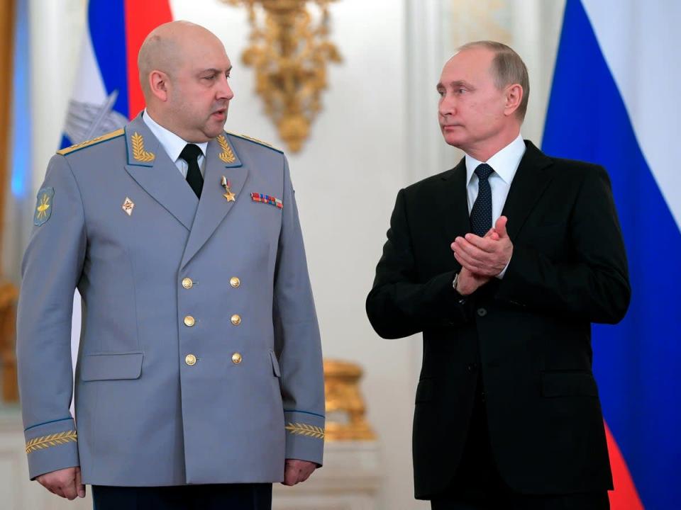 Sergei Surovikin, photographié avec Vladimir Poutine, aurait été impliqué dans des crimes de guerre en Syrie (Alexei Druzhinin, Sputnik, Kremlin Pool Photo via AP, File)
