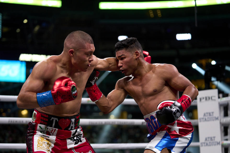 Cruz llevó a la lona en tres ocasiones a Gamboa antes de ganar en el quinto asalto. (Cooper Neill/Getty Images)