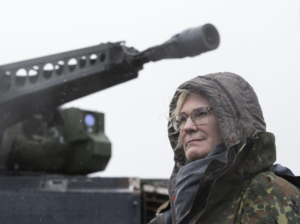 (Archivbild) Christine Lambrecht neben einem Puma-Schützenpanzer am 7. Februar 2022. - Copyright: picture alliance / Ulrich Baumgarten | Ulrich Baumgarten