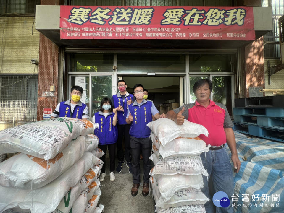 臺中港務分公司捐贈白米予臺中市大肚禾楓慈善老人關懷協會食物銀行。