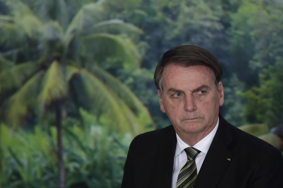 ARCHIVO - En esta imagen del 1 de octubre de 2019, el presidente de Brasil, Jair Bolsonaro, durante una ceremonia para presentar un programa agrícola en el palacio presidencial de Planalto, en Brasilia, Brasil. Una tranquila población amazónica se convierte en el escenario de la creciente hostilidad entre el presidente ultraderechista de Brasil, Jair Bolsonaro, y grupos ambientalistas, tras la detención de varios bomberos voluntarios. (AP Foto/Eraldo Peres, Archivo)