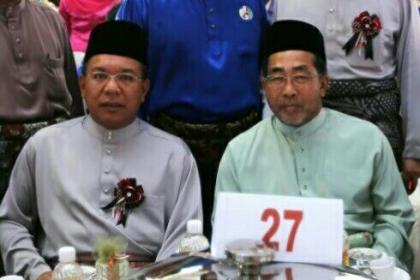 The prime minister's aide Datuk Seri Azlin Alias (left) and Tan Sri Jamaluddin Jarjis were at the wedding reception of Datuk Seri Najib Razak's daughter in Pekan earlier today. – The Malaysian Inside pic, April 4, 2015.