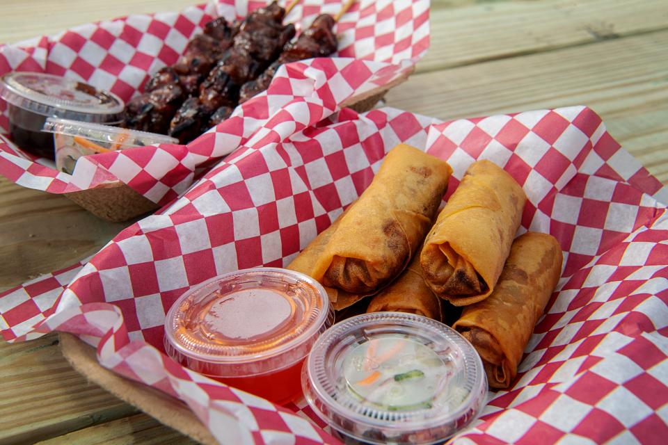 Lumpia, kanan, at pork skewers mula sa Master BBQ food truck.