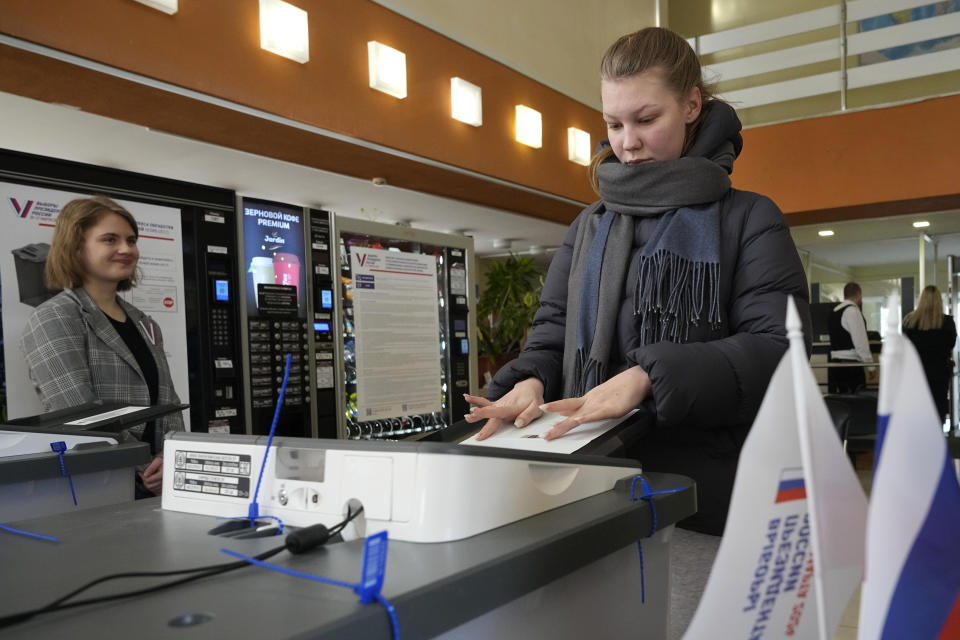 Una mujer vota en las elecciones presidenciales de Rusia, en un centro electoral en San Petersburgo, Rusia, el 16 de marzo de 2024. (AP Foto/Dmitri Lovetsky)