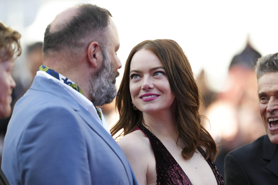 El director Yorgos Lanthimos, izquierda, y Emma Stone posan para retratos a su llegada al estreno de 'Kinds of Kindness' en la 77a edición del Festival de Cine de Cannes en Francia, el viernes 17 de mayo de 2024. (Foto Scott A Garfitt/Invision/AP)