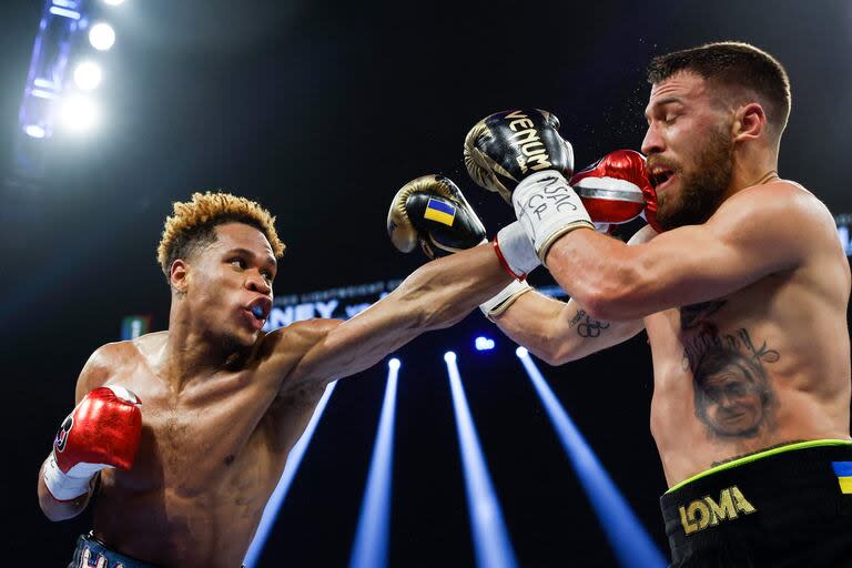 Devin Haney al ataque ante Vasyl Lomachenko, de Ucrania, en mayo del 2023 en Las Vegas. Haney ganó por puntos en decisión unánime