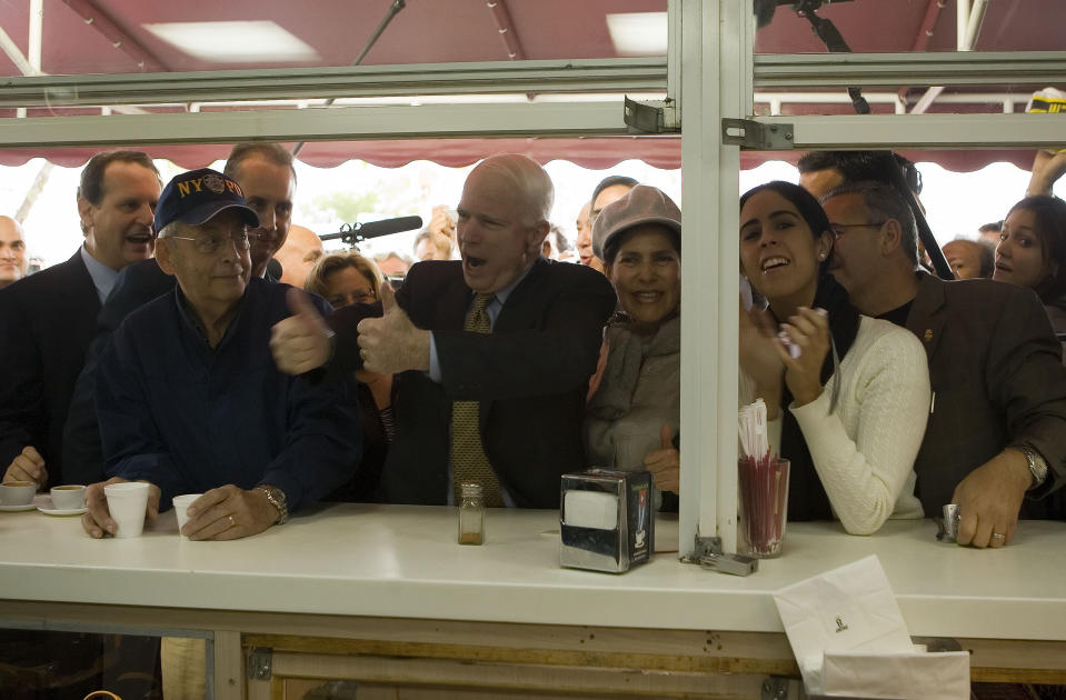 El entonces aspirante presidencial republicano y senador John McCain, al centro, durante una parada de campaña en el Versalles, en la Pequeña Habana de Miami, el 21 de enero de 2008. (Stephen Crowley/The New York Times)