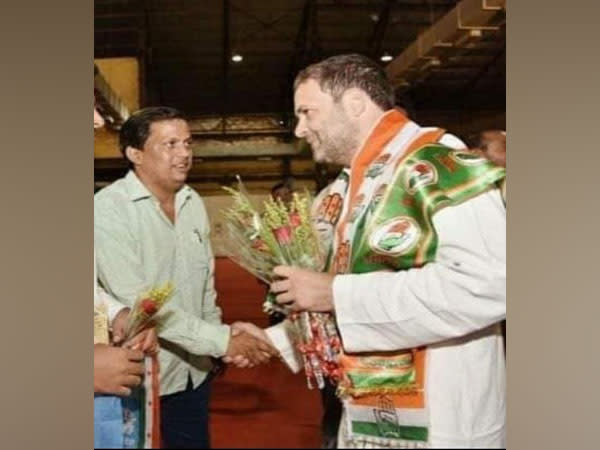 Mumbai Congress General Secretary Vishwabandhu Rai with Rahul Gandhi (Photo/ANI)