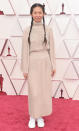 <p>Leger? Lieber nicht. So zumindest wollte es der Dresscode bei den Oscars 2021, doch alles andere als lässig und simpel würde gegen den persönlichen Stil von Oscar-Gewinnerin Chloé Zhao gehen. Sie erschien in einem beigen, schlichten Hermes-Kleid und trug dazu nicht nur ihre typischen Zöpfe, sondern auch weiße Sneakers. </p> 