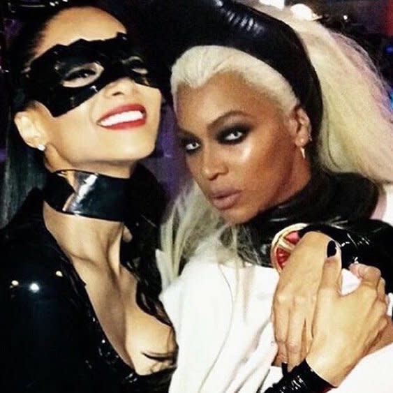 Beyoncé se fantasiou de Tempestade para ir à festa de aniversário da amiga Ciara. A versão da cantora para a personagem de X-Men deu o que falar, e essa lente de contato branca nos causou aflição! (Reprodução/ Instagram)