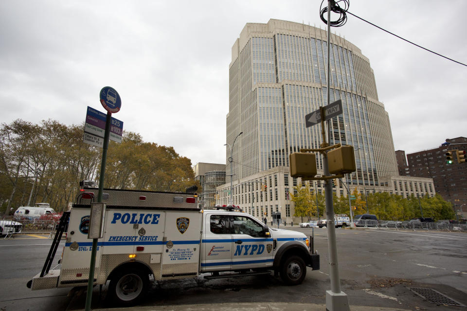 Vehículo policial apostado frente al tribunal del Brooklyn donde será juzgado el "Chapo" Joaquín Guzmán, en foto del 5 de noviembre del 2018. (AP Photo/Mark Lennihan)