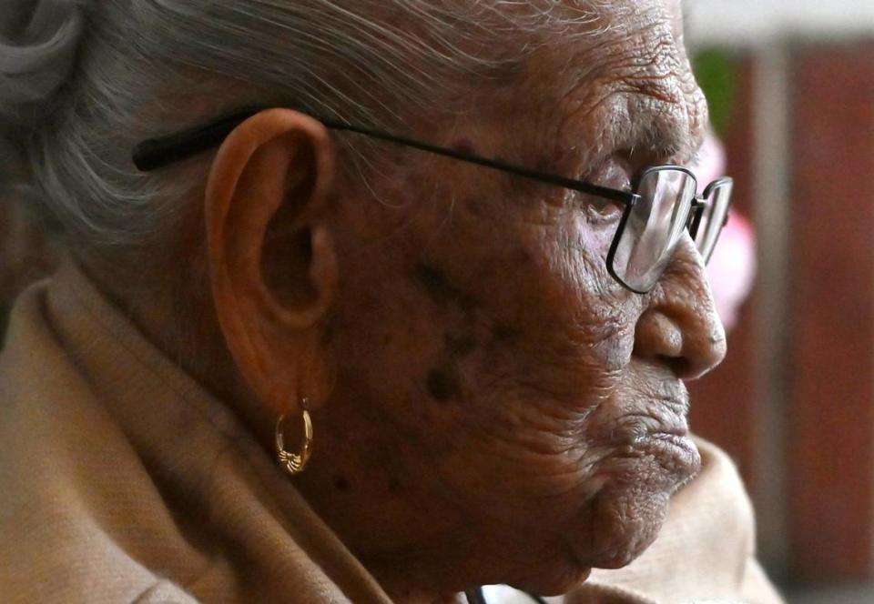 Elvira Madrigal acaba de celebrar su cumpleaños 107. Fue fotografiada el martes 7 de mayo de 2024 en su casa de Fresno.