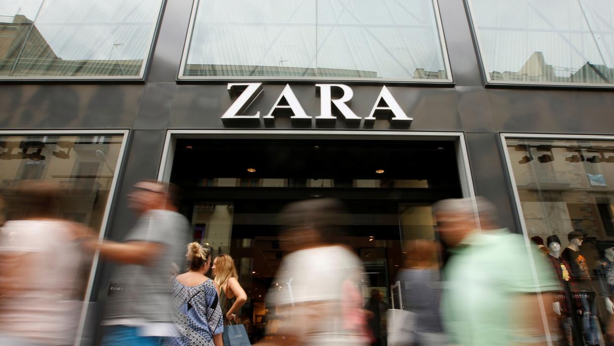 People walk past a Zara store, an Inditex brand, in central Barcelona, Spain, September 20, 2016. REUTERS/Albert Gea - S1BEUCKMYYAC