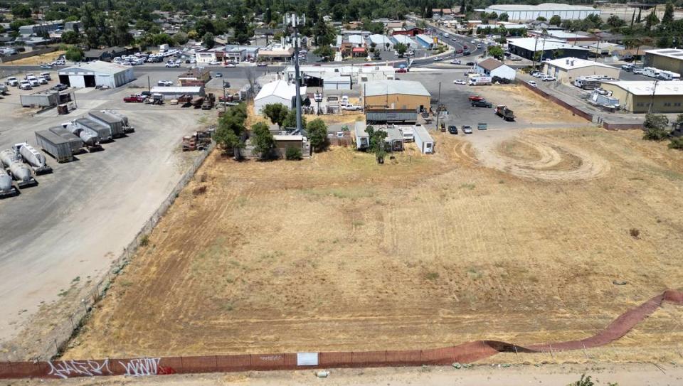 Los 2.25 acres que están vacantes detrás del restaurante Lucky House se ven en esta imagen desde Ward Avenue en Riverbank, California, el jueves 27 de junio de 2024. Los propietarios de Lucky House planean construir una comunidad de casas diminutas en la propiedad.