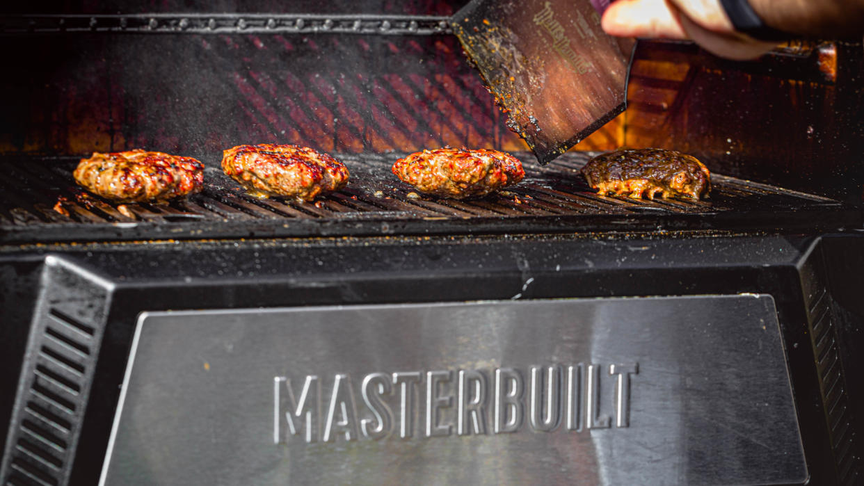  Masterbuilt Gravity Series 560 smoker 