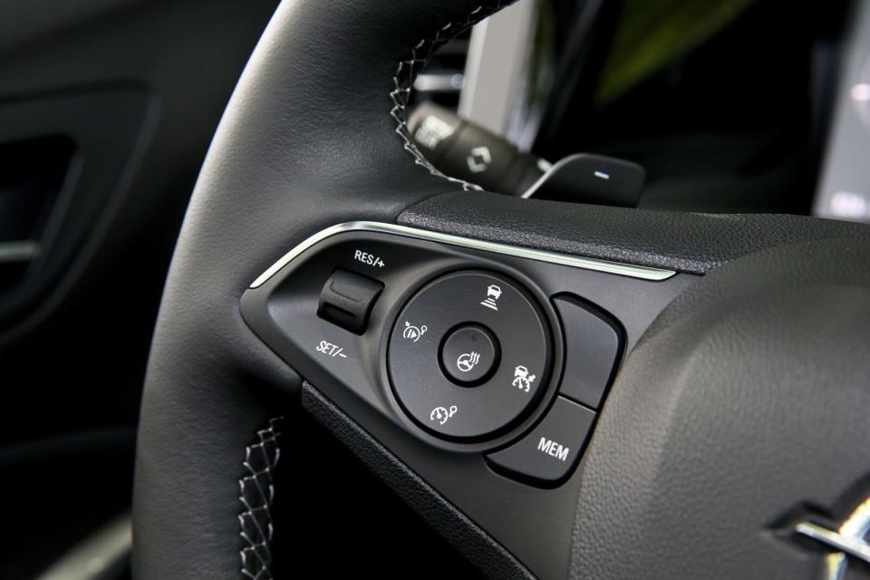 全車系搭載Opel Driver Assistance Systems智慧安全駕駛輔助系統，ACC控鍵整合於左側快捷鍵。