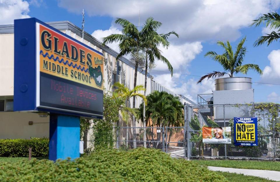 Un cartel de Kelly Education animando a la gente a inscribirse para convertirse en maestros sustitutos cuelga afuera de Glades Middle School, el miércoles 4 de octubre de 2023, en Miami, Florida. MATIAS J. OCNER/mocner@miamiherald.com