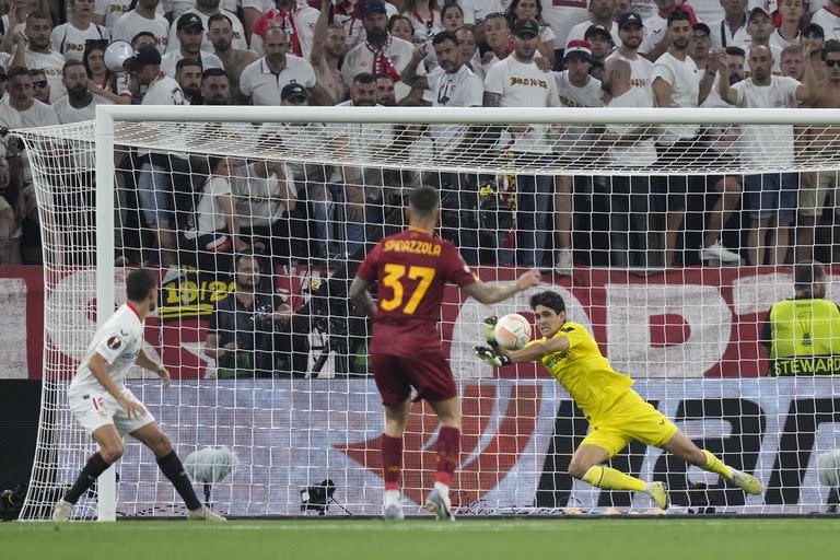 Sevilla campeón: en medio de los festejos, el arquero Bono destacó el trabajo de Demichelis en River