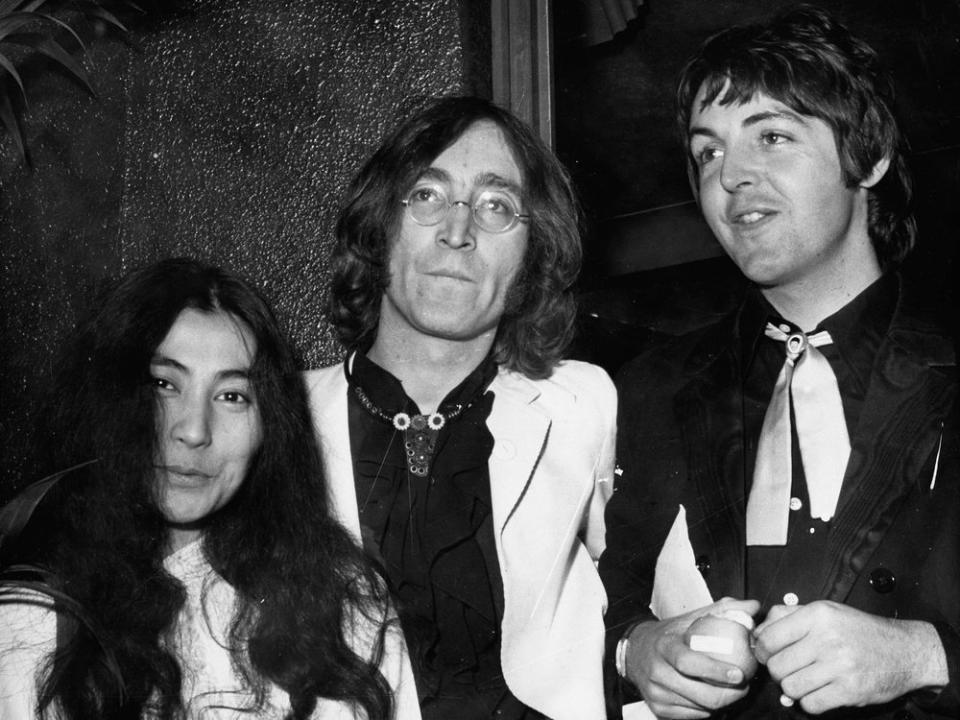 Yoko Ono mit den Beatles John Lennon (M.) und Paul McCartney. (Bild: imago stock&people)