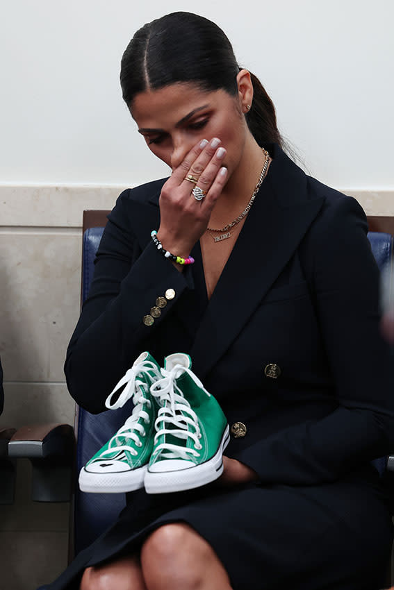 Camila Alves muy emocionada con las zapatillas de una de las niñas fallecidas en la masacre de Texas