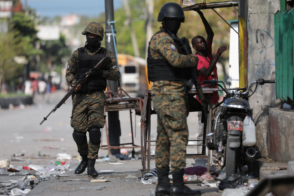 海地9日仍處於緊急狀態，警察在巡邏。圖為海地太子港。（路透社）