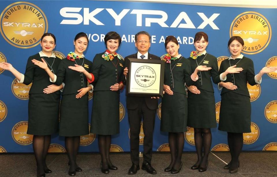 SKYTRAX公佈「2024年全球航空公司大獎」，長榮航空連續9年榮獲五星級航空公司殊榮，並入選「全球十大最佳航空公司」第8名，由長榮航空總經理孫嘉明(中)親自出席頒獎典禮。圖／長榮航空