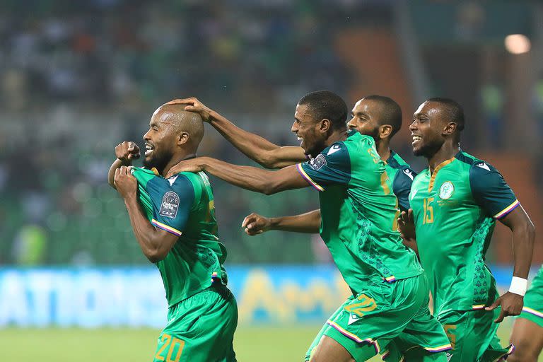 Todos persiguen a Ahmed Mogni luego de su gol ante Ghana en la Copa de África de Naciones