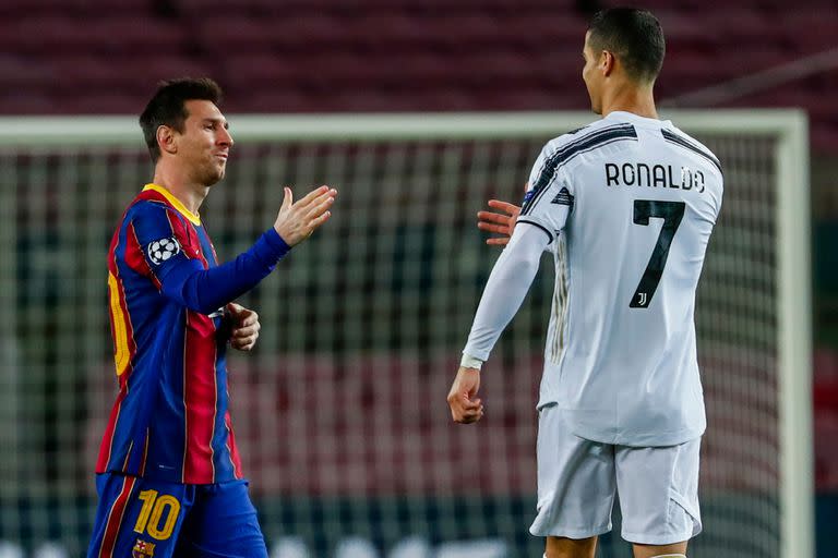 Saludo amistoso entre Messi y Ronaldo, en el duelo entre Barcelona y Juventus.