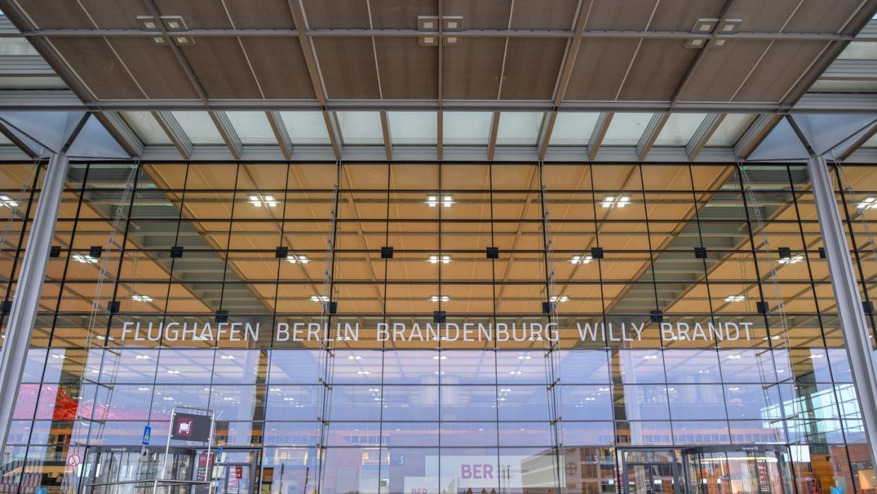Außenansicht des Hauptterminalgebäudes vom Hauptstadflughafen Berlin Brandenburg Willy Brandt (BER).