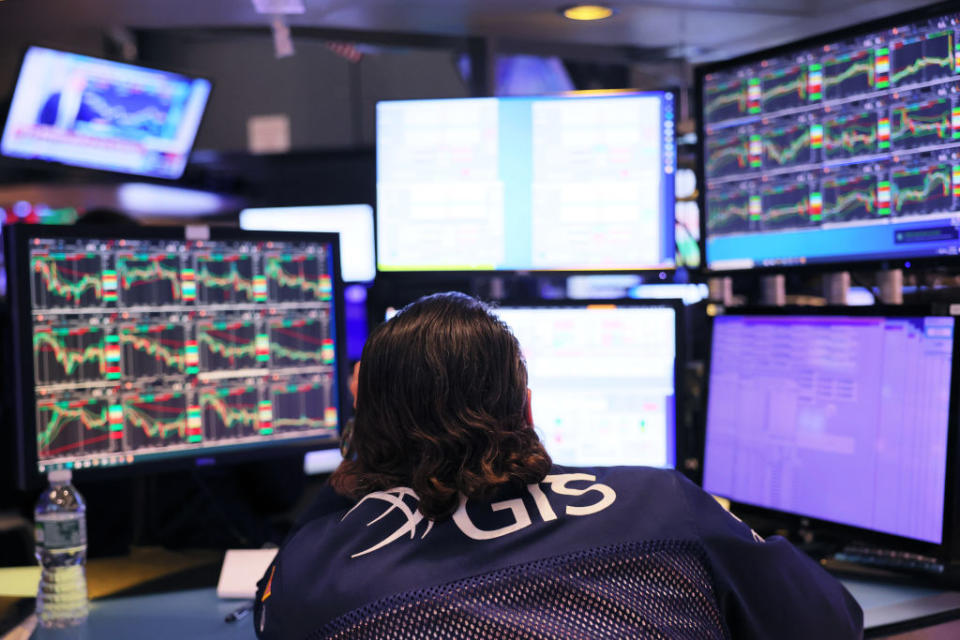 Ein Trader sitzt vor seinen Bildschirmen an der New Yorker Börse.  - Copyright: Michael M. Santiago/Getty Images