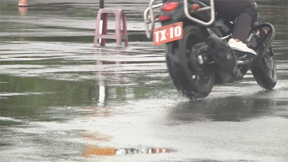 天雨路滑！機車閃前車急煞　瞬間飄移噴飛重摔