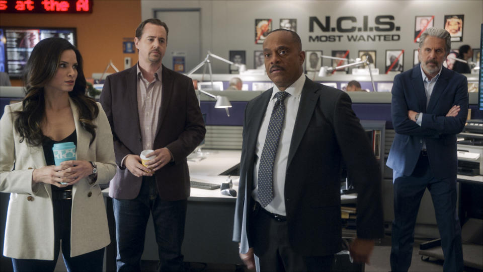 “Black Sky” – Torres finds himself in prison as the team tries to stop an impending terror attack on U.S. soil, on the 20th season finale of the CBS Original series NCIS, Monday, May 22 (9:00-10:00 PM, ET/PT) on the CBS Television Network, and available to stream live and on demand on Paramount+*. Pictured: Katrina Law as NCIS Special Agent Jessica Knight, Sean Murray as Special Agent Timothy McGee, Rocky Carroll as NCIS Director Leon Vance, and Gary Cole as FBI Special Agent Alden Parker. Photo: CBS ©2023 CBS Broadcasting, Inc. All Rights Reserved. Highest quality screengrab available.