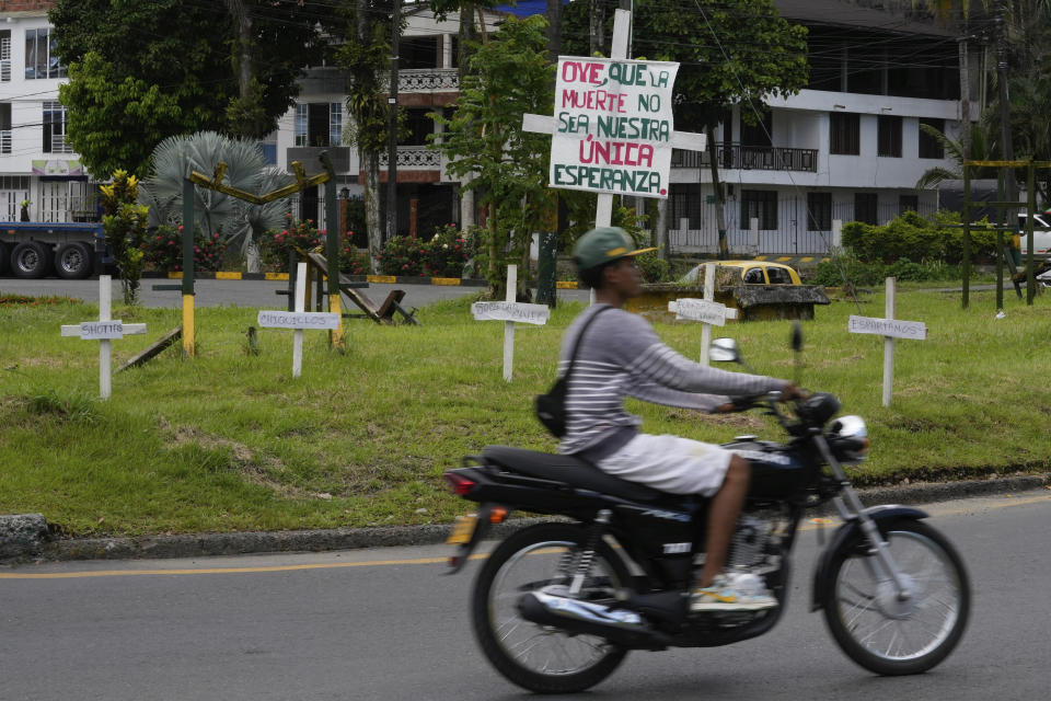 A sign reads in Spanish "Death can't be our only hope" in Buenaventura, Colombia, Wednesday, Aug. 16, 2023. Across Colombia, decades of war between leftist guerrillas, rightwing paramilitaries, trafficking groups and the government have left more than 9.5 million people, nearly 20% of the population, as victims of forced displacement, homicide, sexual violence and more. (AP Photo/Fernando Vergara)