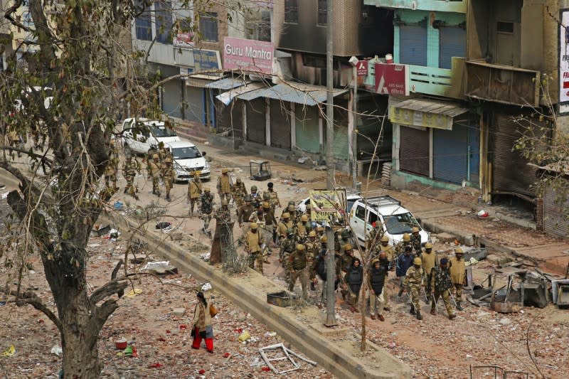 2020 年 2 月 ，印度士兵在新德里動亂發生後，上街巡邏。（AP）