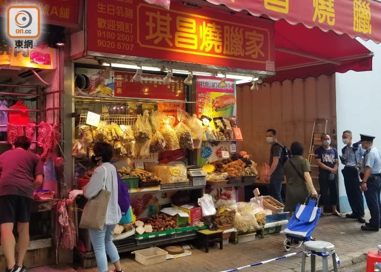 其中一名司機擸起燒味店肉刀還擊。(張駿勤攝)