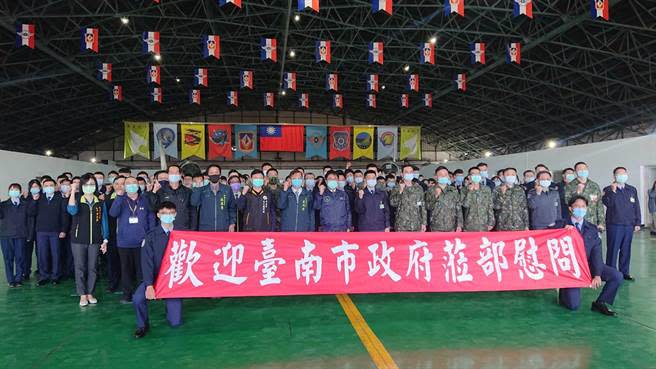 台南市長黃偉哲（前排右九）春節前夕慰勞空軍弟兄。（程炳璋攝）