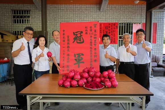 蘭陽紅龍果品質評鑑競賽，紅肉組冠軍黃谷釧，宜蘭縣長林姿妙特到府恭賀及張貼紅紙。（宜蘭縣政府提供）。